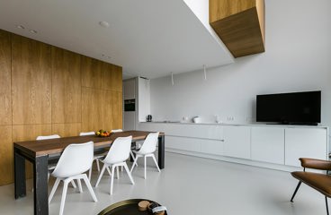 Greeploze design keuken met hout-kleur interieur