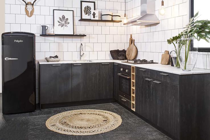 Goedkope Scandinavische keuken, met zwarte houtlook fronten en witte aanrechtblad